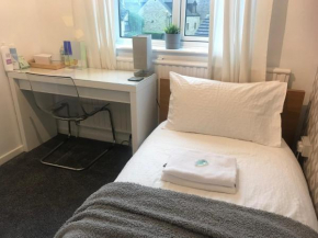 fAiRy Dell Guesthouse Oakenshaw Cozy lockable rooms, tv, tea tray with choccies, free wifi and parking, COA, 24hr check in